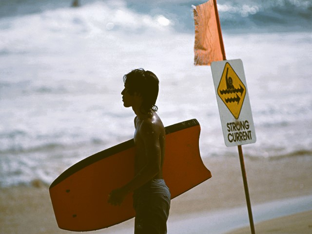 海から上がったサーファーの様子